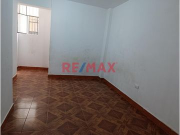 🏡 ¡OCASIÓN ÚNICA EN TRUJILLO!

¿Buscas una propiedad amplia, versátil y lista para seguir construyendo? ¡Esta es tu oportunidad!
📍 Ubicada en Centr