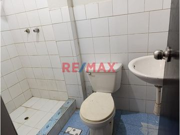 🏡 ¡OCASIÓN ÚNICA EN TRUJILLO!

¿Buscas una propiedad amplia, versátil y lista para seguir construyendo? ¡Esta es tu oportunidad!
📍 Ubicada en Centr