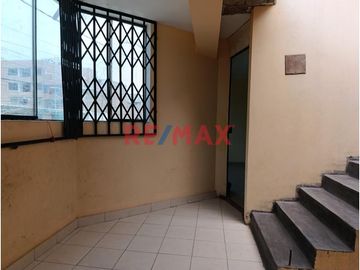 🏡 ¡OCASIÓN ÚNICA EN TRUJILLO!

¿Buscas una propiedad amplia, versátil y lista para seguir construyendo? ¡Esta es tu oportunidad!
📍 Ubicada en Centr