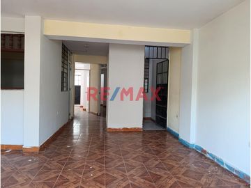 🏡 ¡OCASIÓN ÚNICA EN TRUJILLO!

¿Buscas una propiedad amplia, versátil y lista para seguir construyendo? ¡Esta es tu oportunidad!
📍 Ubicada en Centr
