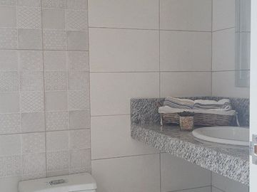 Venta de Casa en Urb. Casa Laguna, cerca del C.C Plaza Batan, Via a Samborondon