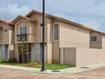 Venta de Casa en Urb. Casa Laguna, cerca del C.C Plaza Batan, Via a Samborondon