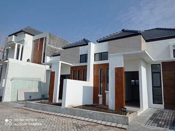TERLARIS RUMAH MODERN 0 M JALAN UTAMA DEKAT KAMPUS UMM MALANG