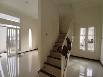 TERLARIS RUMAH MODERN 0 M JALAN UTAMA DEKAT KAMPUS UMM MALANG