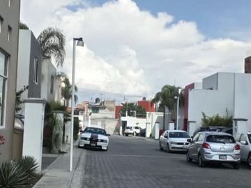EXCELENTE UBICACIÓN, BONITA CASA EN VENTA, FRACCIONAMIENTO LAS MERCEDES 2
