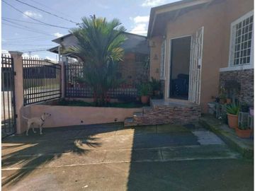 Se Vende Casa con terreno amplio de esquina en Las Mañanitas