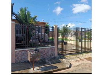 Se Vende Casa con terreno amplio de esquina en Las Mañanitas