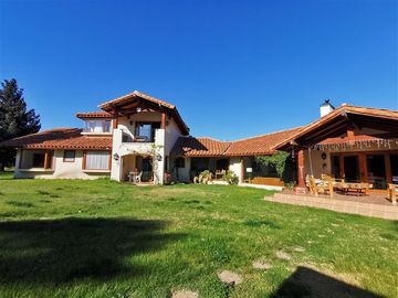Casa en Venta en Machalí - Condominio Parque San Fuentes 6D + 5B