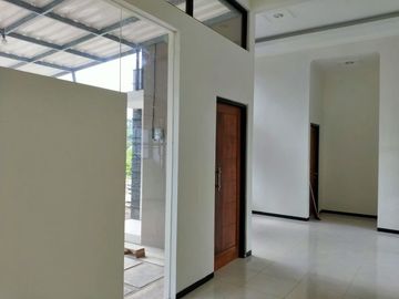 Rumah Hook Pojok 2 Lantai Posisi Depan Tanah Luas 203m2 di Merjosari Lowokwaru Kota Malang