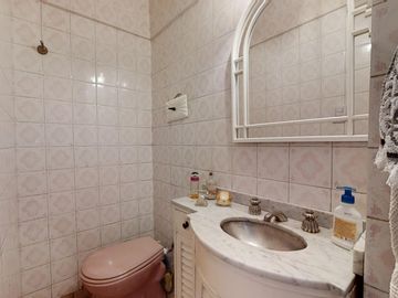 Departamento 4 Amb Al Frente con Balcon, Cochera y Baulera
