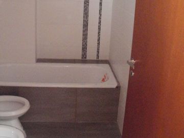 Excelente semipiso de 3 amb. con cochera