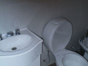 Excelente semipiso de 3 amb. con cochera
