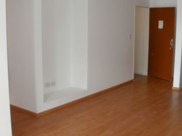 Excelente semipiso de 3 amb. con cochera