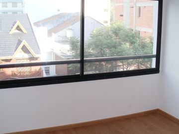 Excelente semipiso de 3 amb. con cochera