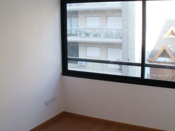 Excelente semipiso de 3 amb. con cochera