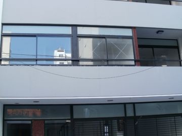 Excelente semipiso de 3 amb. con cochera