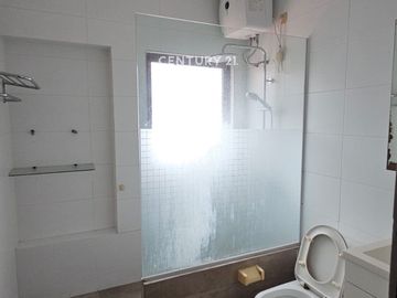 Rumah Eksklusif Cluster Cassia 2 LT JGC 2 AC Backyard Tertutup