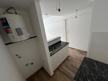 VENTA DE EXCELENTE DEPARTAMENTO MONOAMBIENTE EN PLENO CENTRO DE MONTE GRANDE
