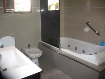 EXCELENTE CASA 5 AMBIENTES