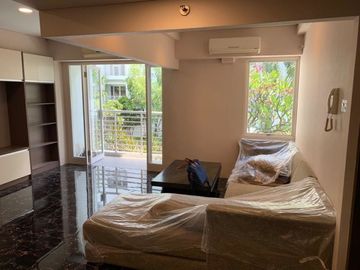 Jual Apartemen Cosmopolis Dekat Ubaya Surabaya Timur, 2 Bedroom Jadi 1 Luas Siap huni Bagus dengan Balkon