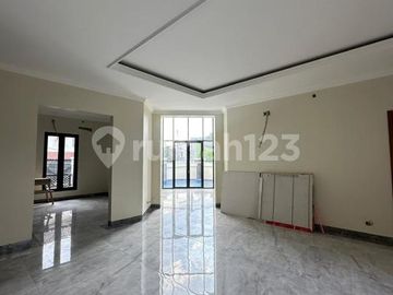Rumah Mewah 2 Lantai dengan Private Pool di Lebak Bulus