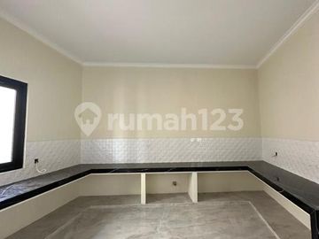 Rumah Mewah 2 Lantai dengan Private Pool di Lebak Bulus