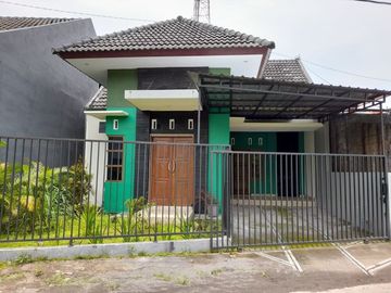 Rumah Simpel Ada Taman Hanya 650 jutaan Dekat Rumah Sakit Gramedika