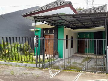Rumah Simpel Ada Taman Hanya 650 jutaan Dekat Rumah Sakit Gramedika
