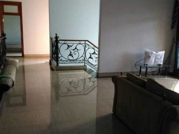Rumah di Raffles Hills Cibubur, Depok. Mewah dan Strategis