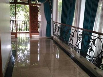 Rumah di Raffles Hills Cibubur, Depok. Mewah dan Strategis