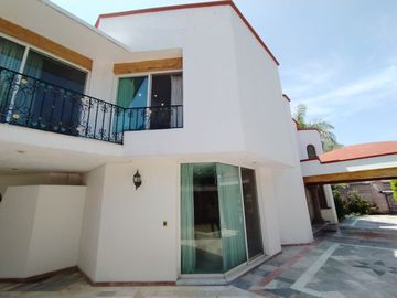 Casa en Fraccionamiento en Lomas de Vista Hermosa, Cuernavaca, Morelos CAEN-789-