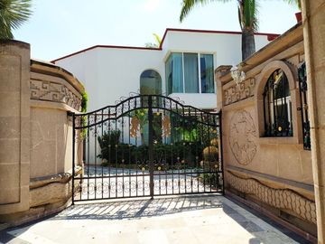 Casa en Fraccionamiento en Lomas de Vista Hermosa, Cuernavaca, Morelos CAEN-789-