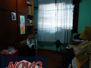 CASA TRES AMBIENTES CON COCHERA Y FONDO LIBRE A METROS DE AV 25 DE MAYO