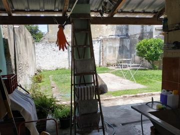 CASA TRES AMBIENTES CON COCHERA Y FONDO LIBRE A METROS DE AV 25 DE MAYO