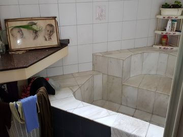 Venta casa Avda. Pellegrini/Necochea, magnÃ­fica propiedad estilo mediterrÃ¡neo, pileta, parque, jacuzzi.