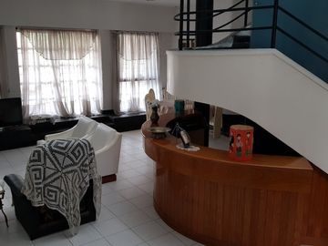 Venta casa Avda. Pellegrini/Necochea, magnÃ­fica propiedad estilo mediterrÃ¡neo, pileta, parque, jacuzzi.