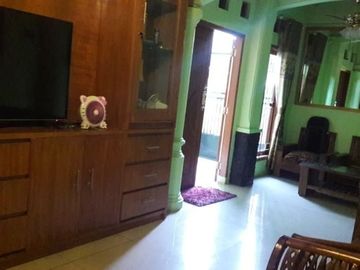 Rumah 3 lantaidalam komplek dekat masjid kubah emas depok