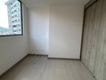 apartamento en arriendo en loma de los mesa. Cod A9434006