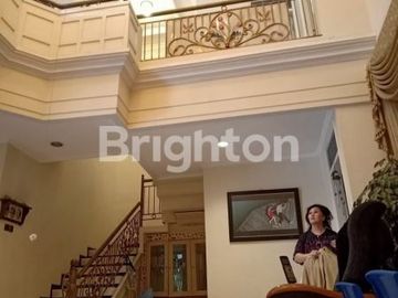 Rumah Mewah Terawat di Sutorejo Row Jalan Terlebar