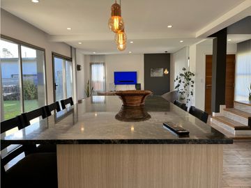Casa 5 ambientes con pileta y quincho Barrio Privado