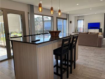 Casa 5 ambientes con pileta y quincho Barrio Privado