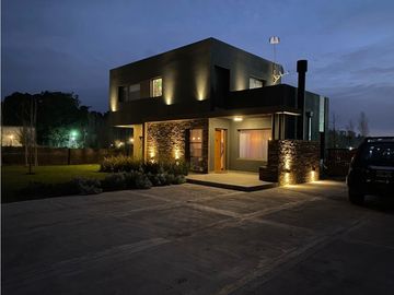 Casa 5 ambientes con pileta y quincho Barrio Privado