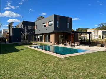 Casa 5 ambientes con pileta y quincho Barrio Privado