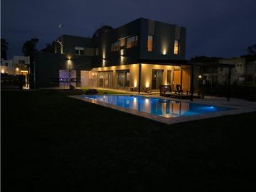 Casa 5 ambientes con pileta y quincho Barrio Privado