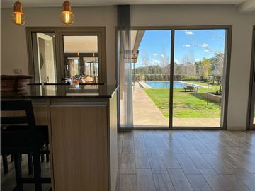Casa 5 ambientes con pileta y quincho Barrio Privado