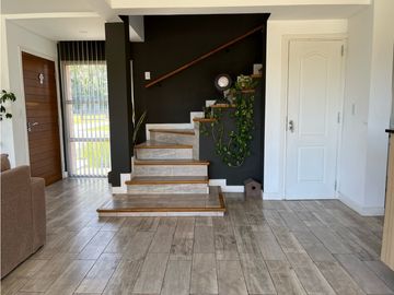 Casa 5 ambientes con pileta y quincho Barrio Privado