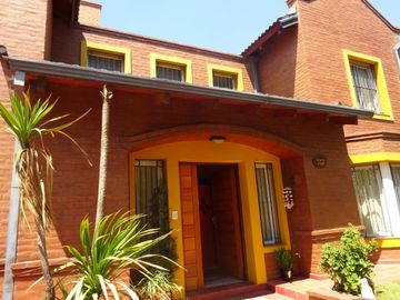 Hermosa casa de dos pisos en BÂ°  Parque Capital