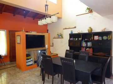 Hermosa casa de dos pisos en BÂ°  Parque Capital