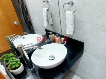 Ubicado en Coronel Enrique Campos 340, Urbanización Gardenias, este encantador departamento se encuentra en un edificio exclusivo de solo 5 pisos y 8