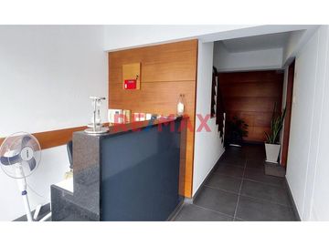Ubicado en Coronel Enrique Campos 340, Urbanización Gardenias, este encantador departamento se encuentra en un edificio exclusivo de solo 5 pisos y 8